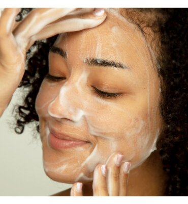 Die Bedeutung von Cleanser in der Naturkosmetik: Der erste Schritt zu strahlender Haut - 